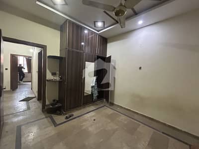 جوہر ٹاؤن فیز 2 جوہر ٹاؤن,لاہور میں 2 کمروں کا 3 مرلہ فلیٹ 50.0 ہزار میں کرایہ پر دستیاب ہے۔