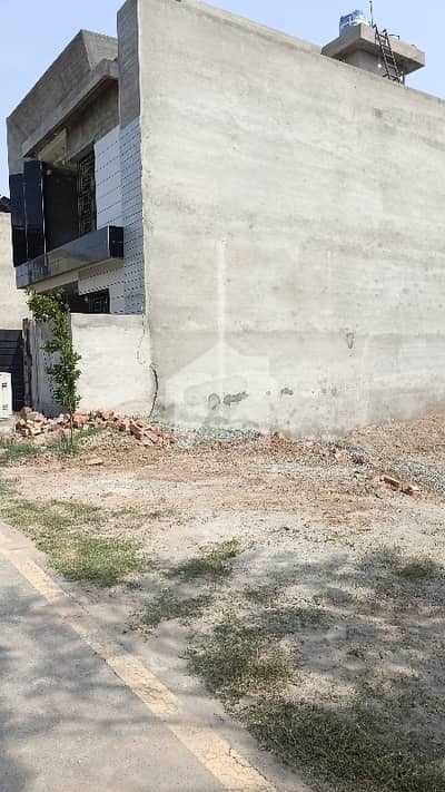 CORNER PLOT AVAILABLE FOR SALE AT PRIME LOCATION OF OVERSEAS BLOCK