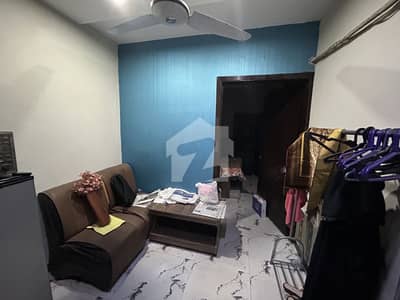 جوہر ٹاؤن فیز 2 جوہر ٹاؤن,لاہور میں 1 کمرے کا 2 مرلہ فلیٹ 32.0 ہزار میں کرایہ پر دستیاب ہے۔