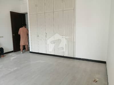 کینٹ لاہور میں 6 کمروں کا 2 کنال مکان 6.0 لاکھ میں کرایہ پر دستیاب ہے۔
