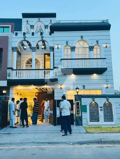 بحریہ آرچرڈ فیز 1 ۔ ایسٹزن بحریہ آرچرڈ فیز 1,بحریہ آرچرڈ,لاہور میں 3 کمروں کا 5 مرلہ مکان 2.25 کروڑ میں برائے فروخت۔