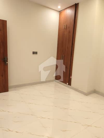 Prime Location Peshawar Road 890 Square Feet Flat Up For sale