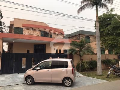 1 Kanal BASMENT HOUSE FOR SALE Prime Location FACING PARK REASONABLE PRICE IN PHASE 2