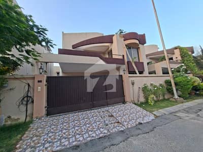 نیوی ہاؤسنگ سکیم کارساز کراچی میں 5 کمروں کا 14 مرلہ مکان 3.8 لاکھ میں کرایہ پر دستیاب ہے۔