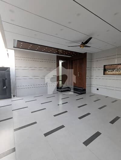 10 Marla Unique Location House Available For Sale