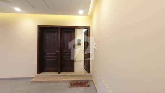 بحریہ انکلیو - سیکٹر سی 1 بحریہ انکلیو,بحریہ ٹاؤن,اسلام آباد میں 5 کمروں کا 10 مرلہ مکان 5.5 کروڑ میں برائے فروخت۔