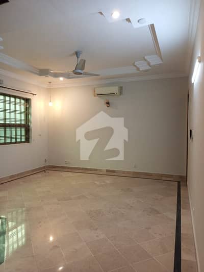 ایف ۔ 11/3 ایف ۔ 11,اسلام آباد میں 7 کمروں کا 1 کنال مکان 20.0 کروڑ میں برائے فروخت۔