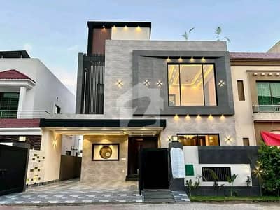 10 Marla Luxury House is Available For Sale in Bahria Town Lahore 10 Marla Luxury House is Available For Sale in Bahria Town Lahore