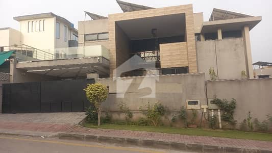 بحریہ ٹاؤن فیز 5 بحریہ ٹاؤن راولپنڈی,راولپنڈی میں 8 کمروں کا 1 کنال مکان 16.0 کروڑ میں برائے فروخت۔