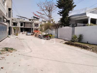 نیو لالہ زار راولپنڈی میں 10 مرلہ رہائشی پلاٹ 2.35 کروڑ میں برائے فروخت۔