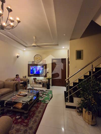 ڈی ایچ اے 9 ٹاؤن ۔ بلاک اے ڈی ایچ اے 9 ٹاؤن,ڈیفنس (ڈی ایچ اے),لاہور میں 3 کمروں کا 5 مرلہ مکان 2.45 کروڑ میں برائے فروخت۔