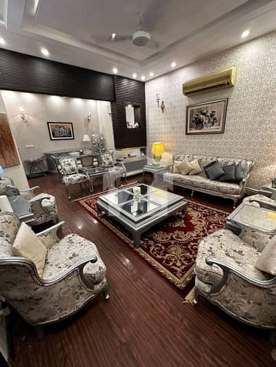 ڈی ایچ اے فیز 8 ڈیفنس (ڈی ایچ اے),لاہور میں 4 کمروں کا 10 مرلہ مکان 3.5 لاکھ میں کرایہ پر دستیاب ہے۔
