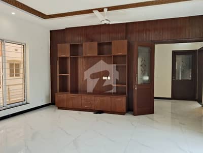 DEFENCE BEAUTIFUL UPPER PORTION FOR RENT