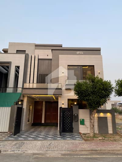 بحریہ ٹاؤن سیکٹر ای بحریہ ٹاؤن,لاہور میں 3 کمروں کا 5 مرلہ مکان 1.85 کروڑ میں برائے فروخت۔