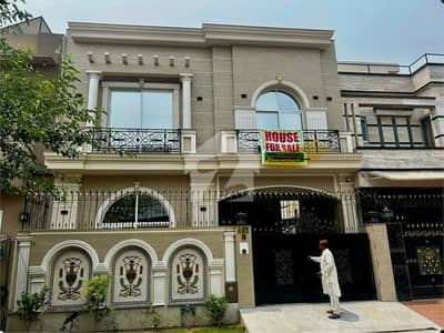 6 MARLA ELEGANT AND FULLY MAINTAINED SUPER HOT LOCATED BUNGALOW IS AVAILABLE IN THE BEST BLOCK OF DHA LAHORE | SUI GAS METER INSTALLED | SERVANT QUARTAR