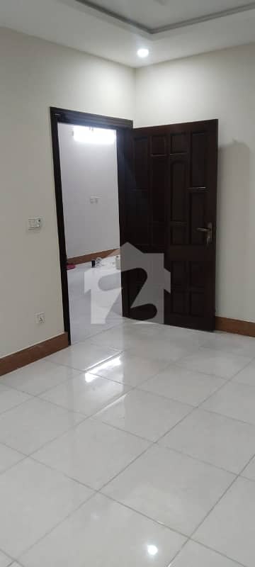 2 Bed 800 Sq. Feet Flat For Rent