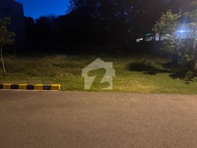 فورٹرس اسٹیڈیم کینٹ,لاہور میں 2 کنال رہائشی پلاٹ 40.0 کروڑ میں برائے فروخت۔