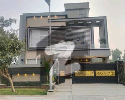 بحریہ ٹاؤن سیکٹر سی بحریہ ٹاؤن,لاہور میں 5 کمروں کا 10 مرلہ مکان 2.85 کروڑ میں برائے فروخت۔