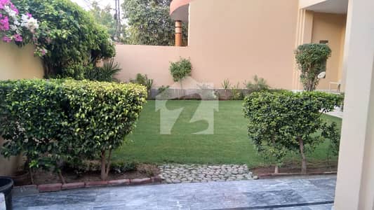 آفیسرز کالونی نمبر ۱ سوساں روڈ,فیصل آباد میں 4 کمروں کا 14 مرلہ مکان 5.25 کروڑ میں برائے فروخت۔