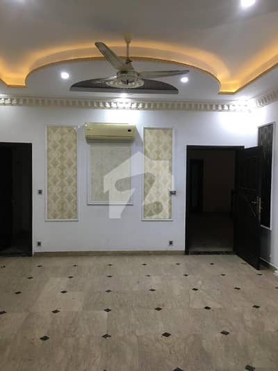 ویلینشیاء ہاؤسنگ سوسائٹی لاہور میں 6 کمروں کا 1 کنال مکان 2.45 لاکھ میں کرایہ پر دستیاب ہے۔