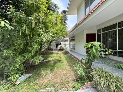 F10 666 SQY EXCELLENT HOUSE TOP LOCATION CLOSE END STREET NEW WASHROOMS BEAUTIFUL GREEN LAWN 2 SERVANT QUARTER BEAUTIFUL TERRACE