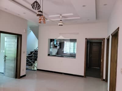 بحریہ انکلیو - سیکٹر سی 1 بحریہ انکلیو,بحریہ ٹاؤن,اسلام آباد میں 5 کمروں کا 10 مرلہ مکان 4.5 کروڑ میں برائے فروخت۔