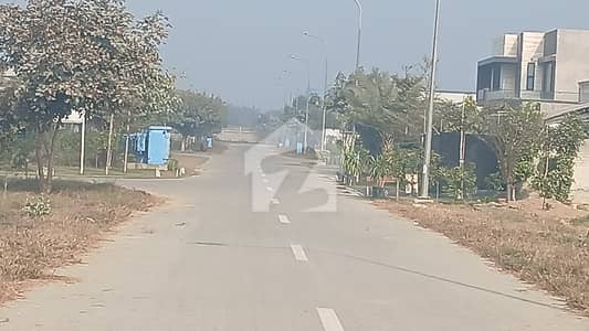ڈی ایچ اے فیز 8 - بلاک وائے فیز 8,ڈیفنس (ڈی ایچ اے),لاہور میں 1 کنال رہائشی پلاٹ 2.65 کروڑ میں برائے فروخت۔