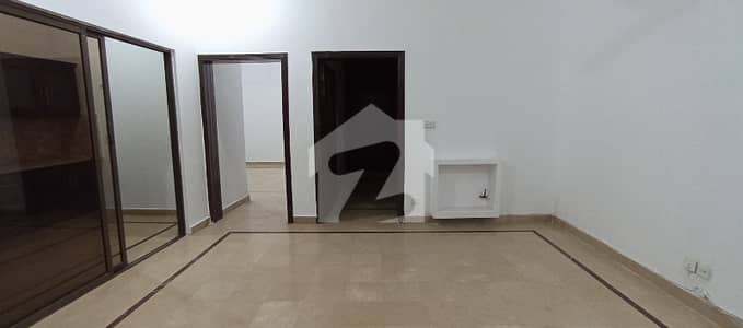 ای ۔ 11 اسلام آباد میں 5 کمروں کا 8 مرلہ مکان 5.9 کروڑ میں برائے فروخت۔