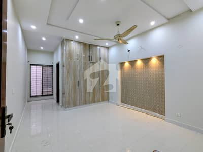 Bahria Town Lahore Kanal Upper Portion For Rent | 3 Bed, Luxury Kitchen, Terrace