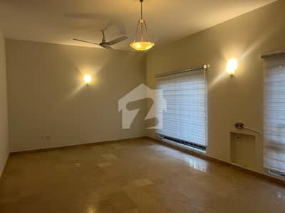 ایف ۔ 8 اسلام آباد میں 5 کمروں کا 1 کنال مکان 11.0 لاکھ میں کرایہ پر دستیاب ہے۔