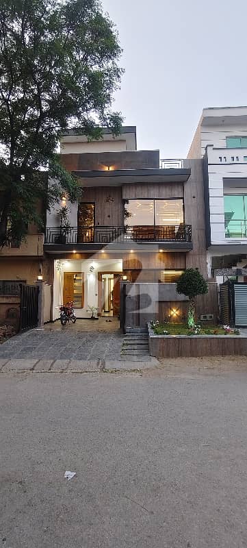 جی ۔ 13 اسلام آباد میں 5 کمروں کا 4 مرلہ مکان 4.5 کروڑ میں برائے فروخت۔