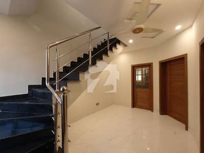 BEAUTIFUL LOCATION HOUSE FOR RENT ON MAIN DOUBLE ROAD CORNER EXTRA LAND
