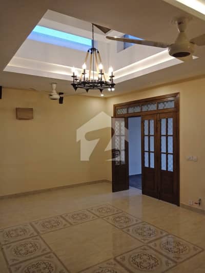 BEAUTIFUL LOCATION UPPER PORTION FOR RENT