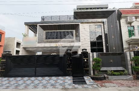 الرحمان فیز 2 - بلاک ایل الرحمان گارڈن فیز 2,الرحمان گارڈن,لاہور میں 4 کمروں کا 10 مرلہ مکان 4.75 کروڑ میں برائے فروخت۔