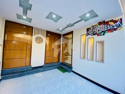 بحریہ ٹاؤن فیز 8 بحریہ ٹاؤن راولپنڈی,راولپنڈی میں 5 کمروں کا 7 مرلہ مکان 2.65 کروڑ میں برائے فروخت۔