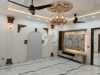 ایل ڈی اے ایوینیو لاہور میں 10 کمروں کا 10 مرلہ مکان 3.45 کروڑ میں برائے فروخت۔