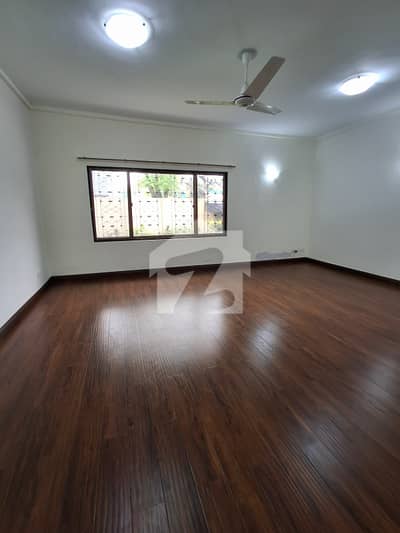 F-7 House Available 60*100 2 Storey 6 Bed With Bath 2 Drawing Dining 2 TV Lounge 2 Kitchen 2 Servant Quarter 2 Gate Beautiful Location Close And Street Near Market And Markaz