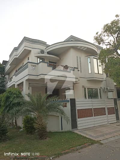 10 Marla Used House With Corner At Good Location For Sale