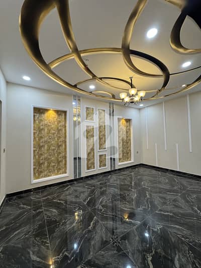 Highly-Coveted Prime Location 5 Marla House Is Available In Shalimar Colony For Sale