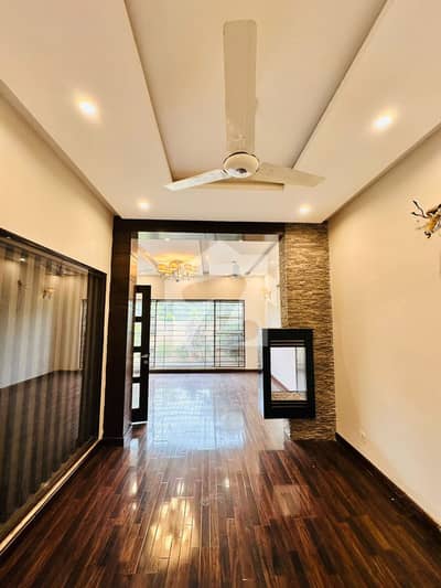 10 Marla Modern House For Rent