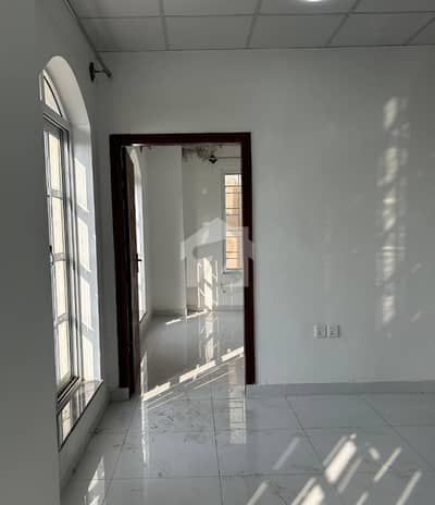 01 BEDROOM LUXURY UNFURNISHED APARTMENT AVAILABLE FOR RENT AT GULBERG GREEN ISLAMABAD