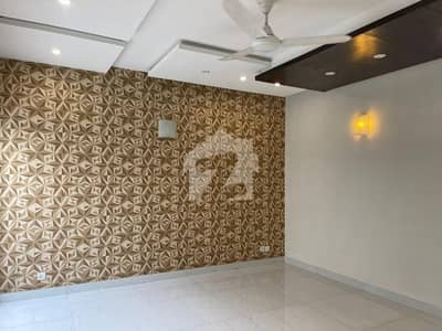 ڈی ایچ اے فیز 3 - بلاک ڈبلیو فیز 3,ڈیفنس (ڈی ایچ اے),لاہور میں 3 کمروں کا 1 کنال بالائی پورشن 1.21 لاکھ میں کرایہ پر دستیاب ہے۔