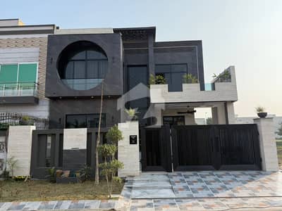 سٹی ہاؤسنگ سوسائٹی سیالکوٹ میں 5 کمروں کا 10 مرلہ مکان 4.5 کروڑ میں برائے فروخت۔