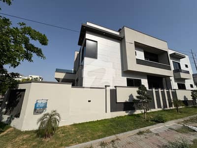 Brand New 1 Kanal Executive Corner Residence Double Kitchen & Independent Living