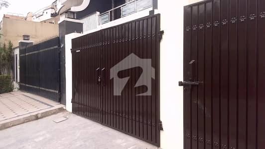 سلطان ٹاؤن لاہور میں 8 کمروں کا 1 کنال مکان 5.5 کروڑ میں برائے فروخت۔