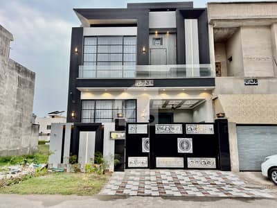 Elegant 5 Marla Designer House Up for Sale