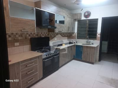 10 MARLA 3 BED FLAT AVAILABLE FOR RENT WITH GAS IN ASKARI 11