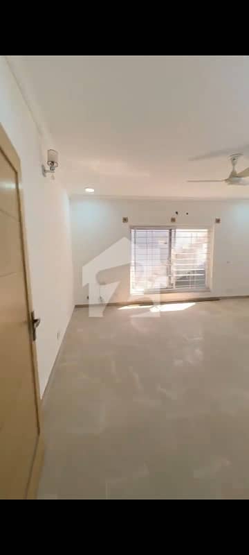 Fully Functional 1 Kanal Ground Portion With 3 Bedrooms &Amp; Drawing Dining