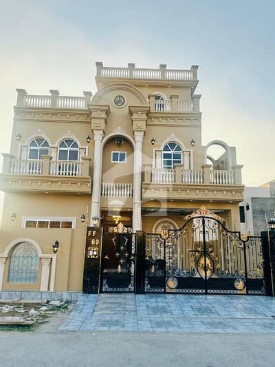 سٹی ہاؤسنگ سوسائٹی گوجرانوالہ میں 5 کمروں کا 10 مرلہ مکان 4.25 کروڑ میں برائے فروخت۔