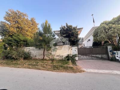 OLD HOUSE FOR SALE SECTOR F10 SIZE 555 SQUARE YARDS PROPER CORNER HOUSE